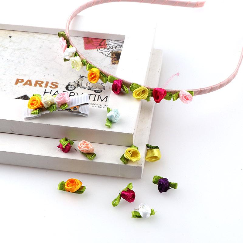 50 szt. Mini Satynowe Kwiatki ze Wstążki Jedwabna Główka Róży Wstążka DIY Ślubne Kokardy Aplikacje Rękodzieło Szycie Dodatki do Odzieży Dekoracje