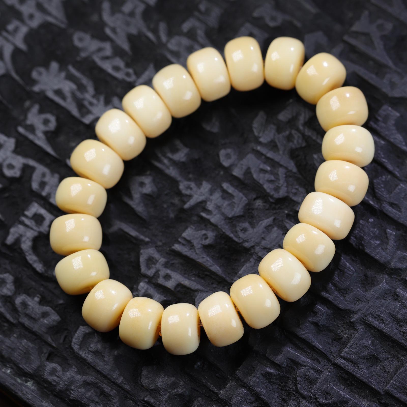 Браслет из натуральных бусин из жадеитизированной верблюжьей кости цвета куриного жира