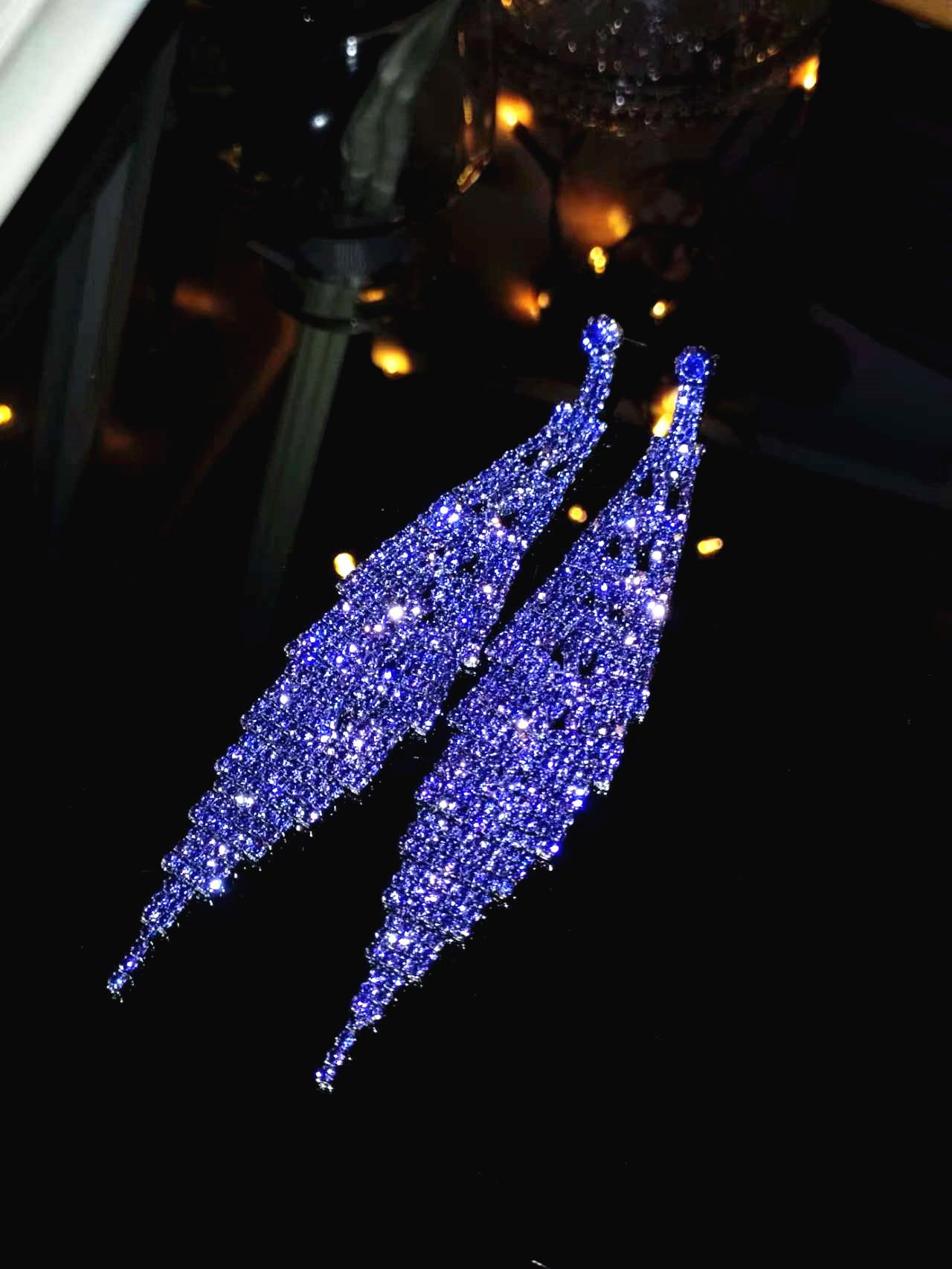 

Розкішні та висококласні блискучі довгі сережки з діамантами