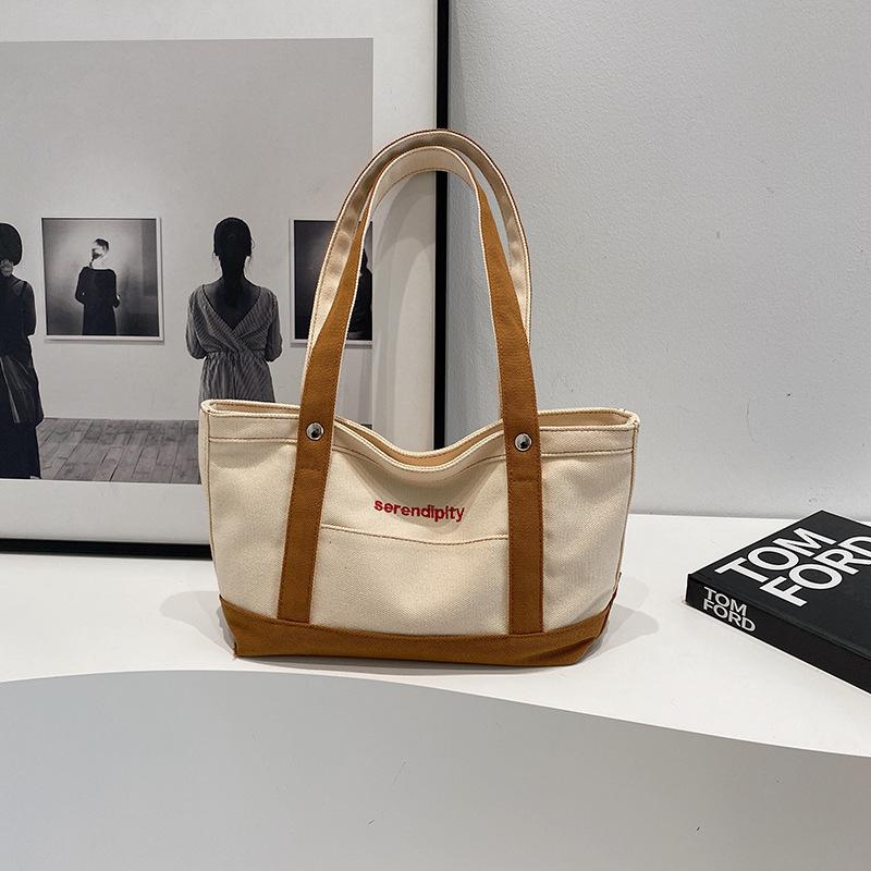 Осень новый модный тренд повседневная простая сумка большой вместимости 2025 нишевый дизайн женская плечевая сумка-тоут