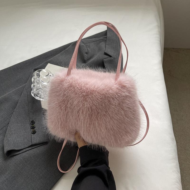 

New autumn and winter fashion shoulder bag oblique span bag imitation fox hair women s bag portable solid color plush square bag рожевий