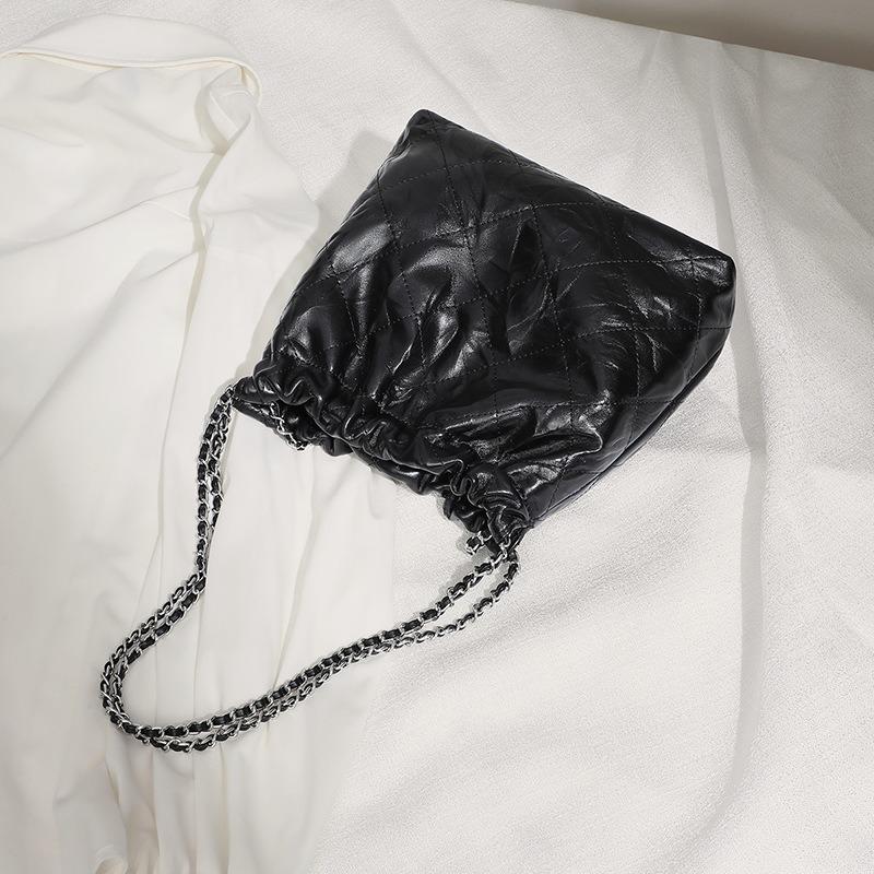 Bag women's autumn and winter new leather bucket bag messenger bag large capacity chain bag commuter shoulder bag