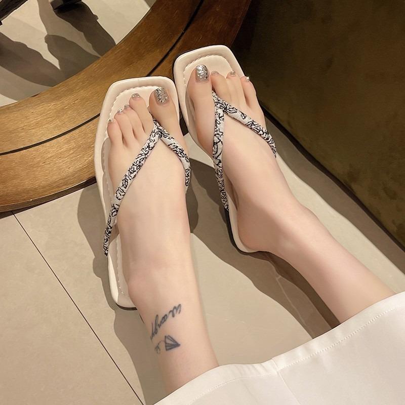 Beach flip-flops women's outer wear summer new flat-bottomed fashion toe sandals tide