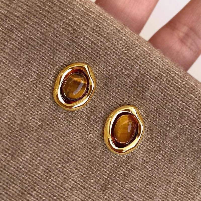 Retro exquisite stud earrings, French temperament resin earrings, fashionable, elegant and versatile high-end earrings
