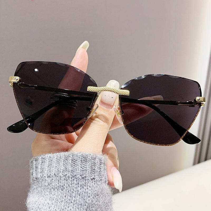 

New Frameless Sunglasses That Exude A Sense Of Fashion And Sophistication And Are Versatile For Street Snaps 334 золотий