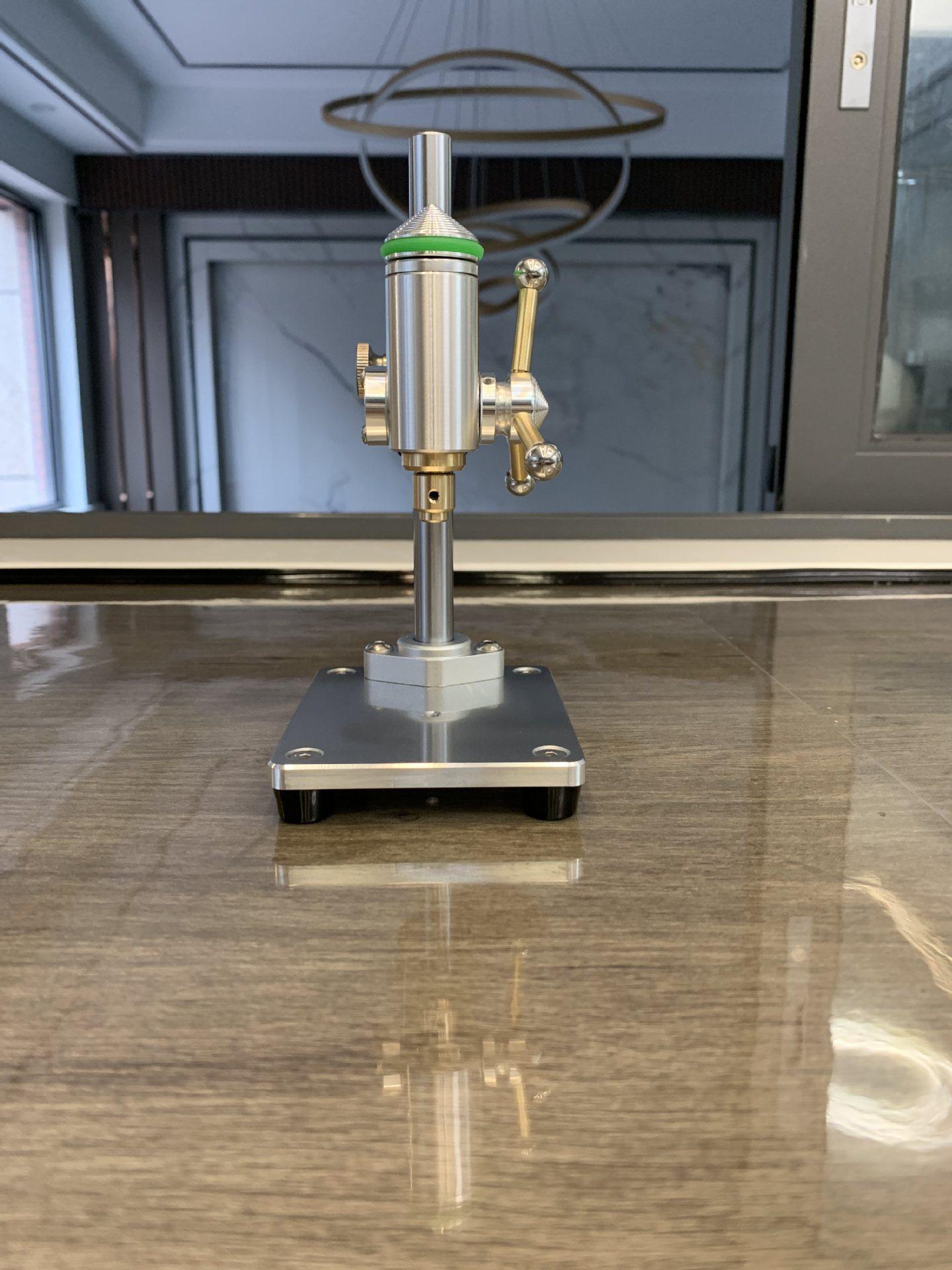 Компактный сверлильный станок для часового дела