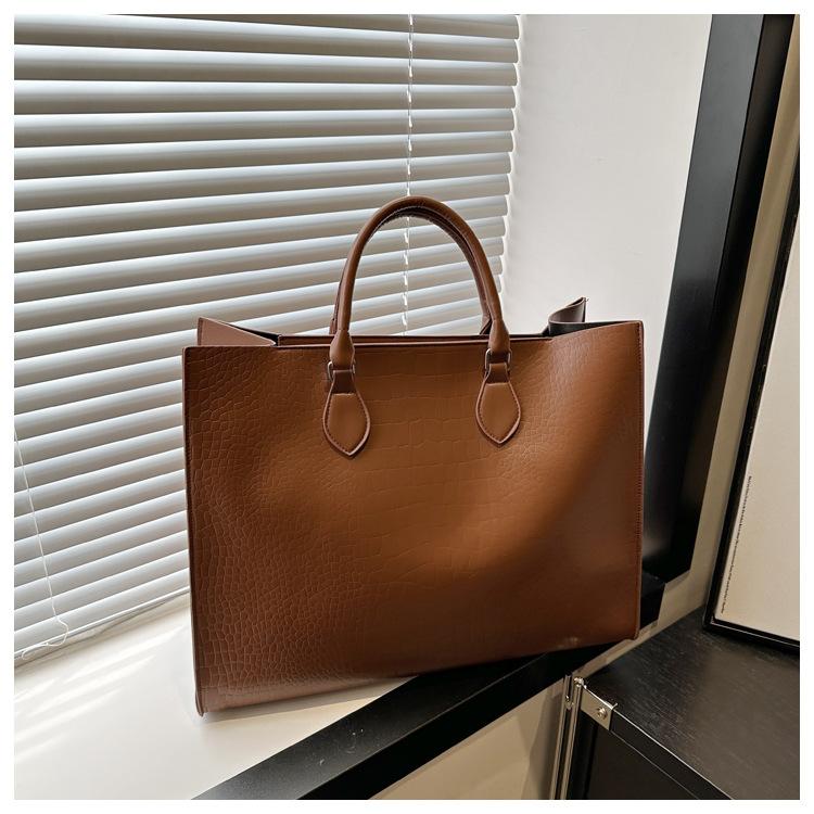 

Оригинальная сумка женская 2025 новая летняя сумка-тоут с тиснением под крокодила минималистичная большой вместимости на плечо кроссбоди портативная большая сумка коричневый