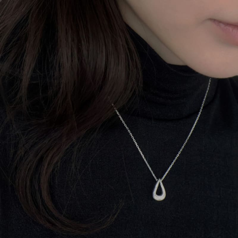 Dawn of Me Oval Wave Necklace