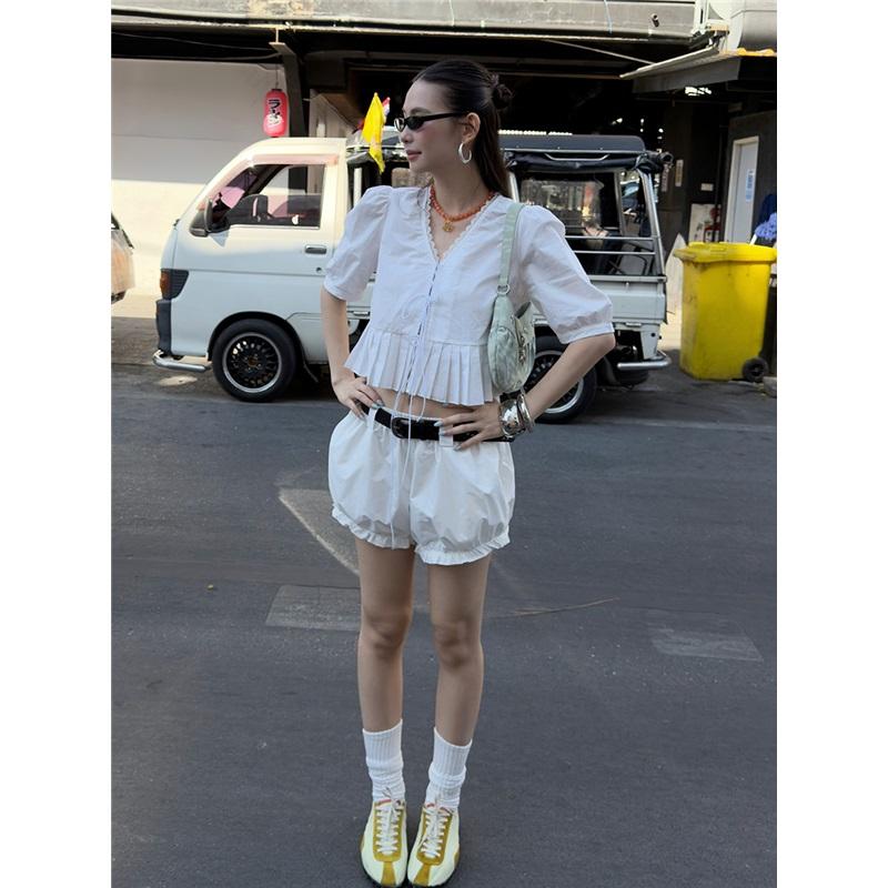 

Tie V-neck Hollow-out Ruffled Short-sleeve Blouse білий