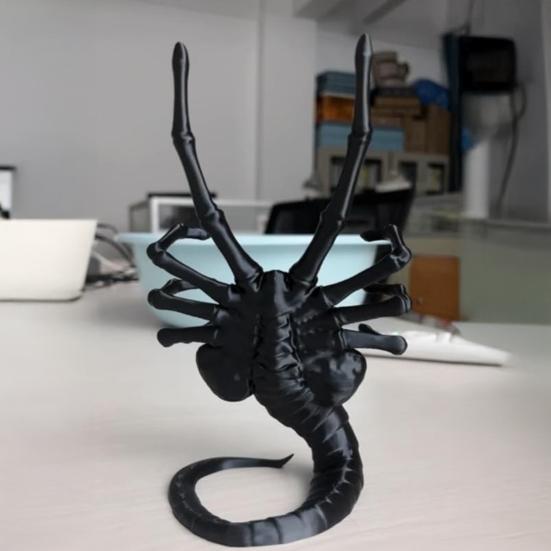 Alien Facehugger Phone Stand 3D Printed 18cm Sci-Fi Decor Figure Stable Dock for Hands-Free Viewing Unique Gift for Alien Fans And Enthusiasts