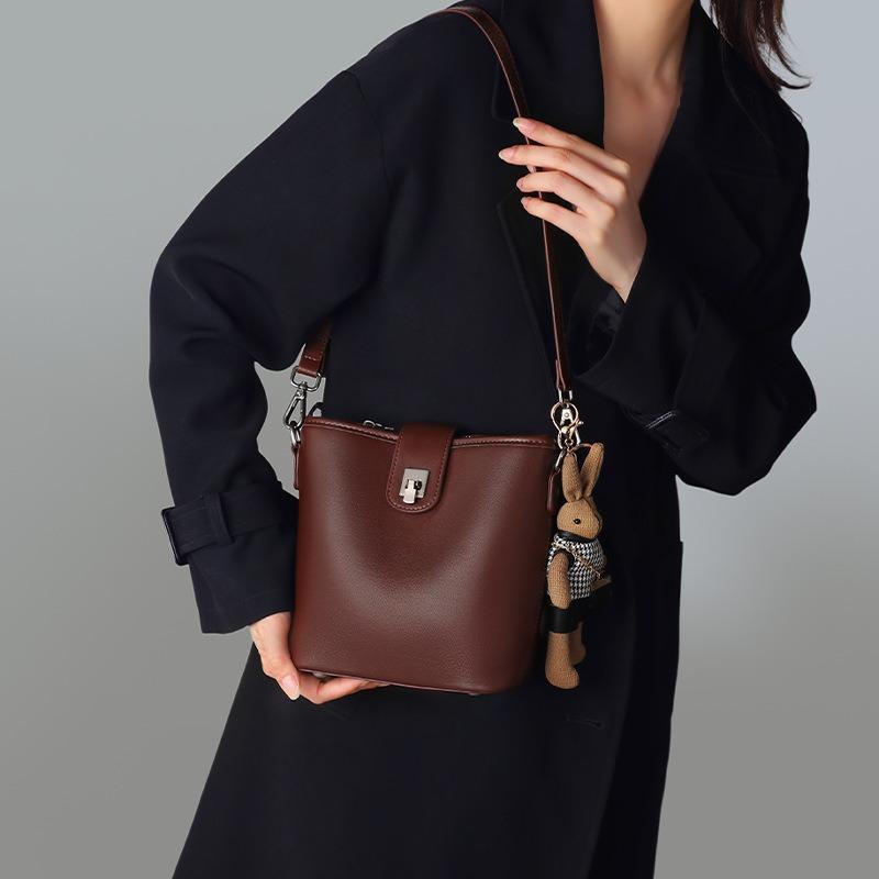 Bucket bag, new women's bag, summer genuine leather messenger bag, high-end versatile retro shoulder bag.