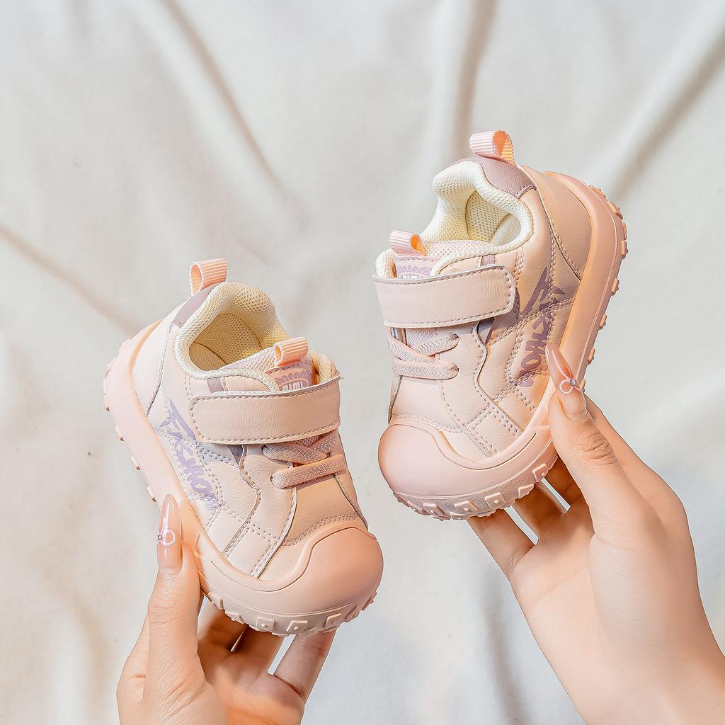 Babytjejs mjuksulade småbarnsskor Bekväma läderskor för spädbarn och småbarn Halkfria och sparkskyddande skor för pojkar