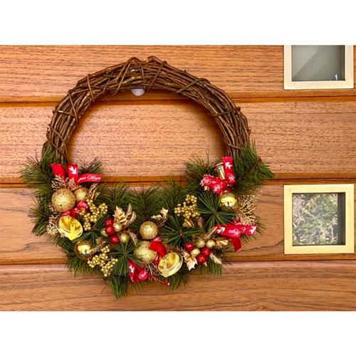 Weihnachtskranz-Türdekoration aus Zuckerrohr