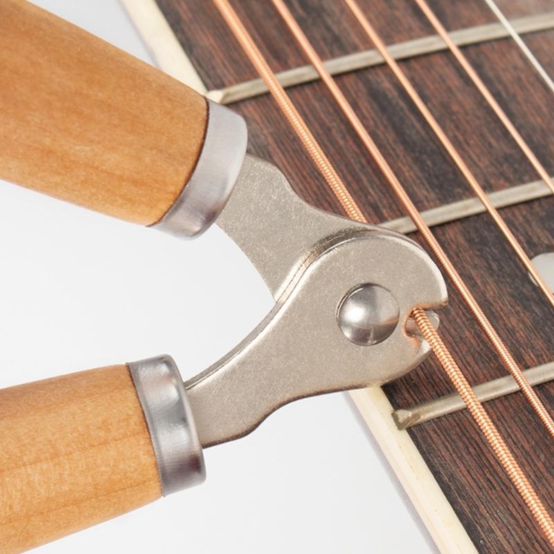 Strumento portatile per il cambio corde con avvolgicorda di precisione e impugnatura ergonomica, presente per gli appassionati di manutenzione della chitarra