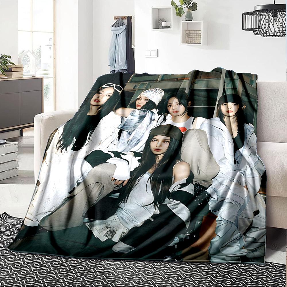 1pc Girl Group Fashion Flannel Blanket for Super Soft Cute Comfort Blanket for Travel Bedding Couch Sofa Blanket Y7308