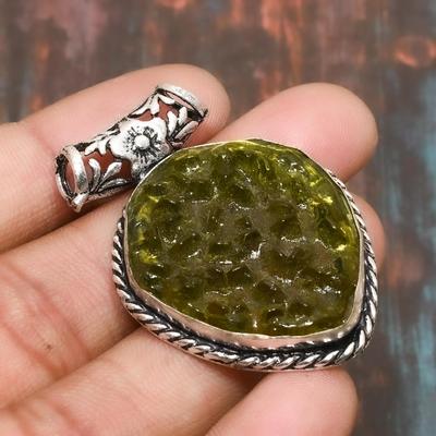 Wunderschöner Anhänger aus handgefertigtem Moldavit-Quarz-Edelsteinschmuck aus 925er Sterlingsilber