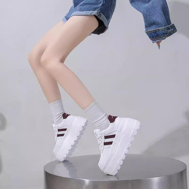 The muffin increases the height of the little white shoes and the thick baseplate shoes. The new small man shows the height of the versatile
