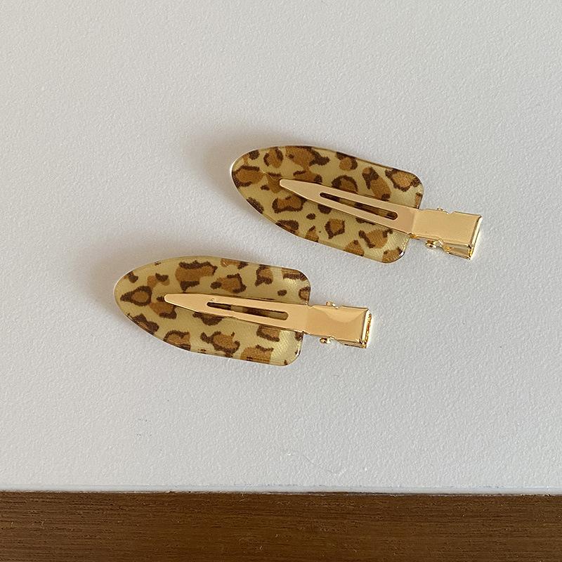 Korean version of retro fashionable leopard print seamless oval hairpin personalized versatile makeup edge clip hair accessories