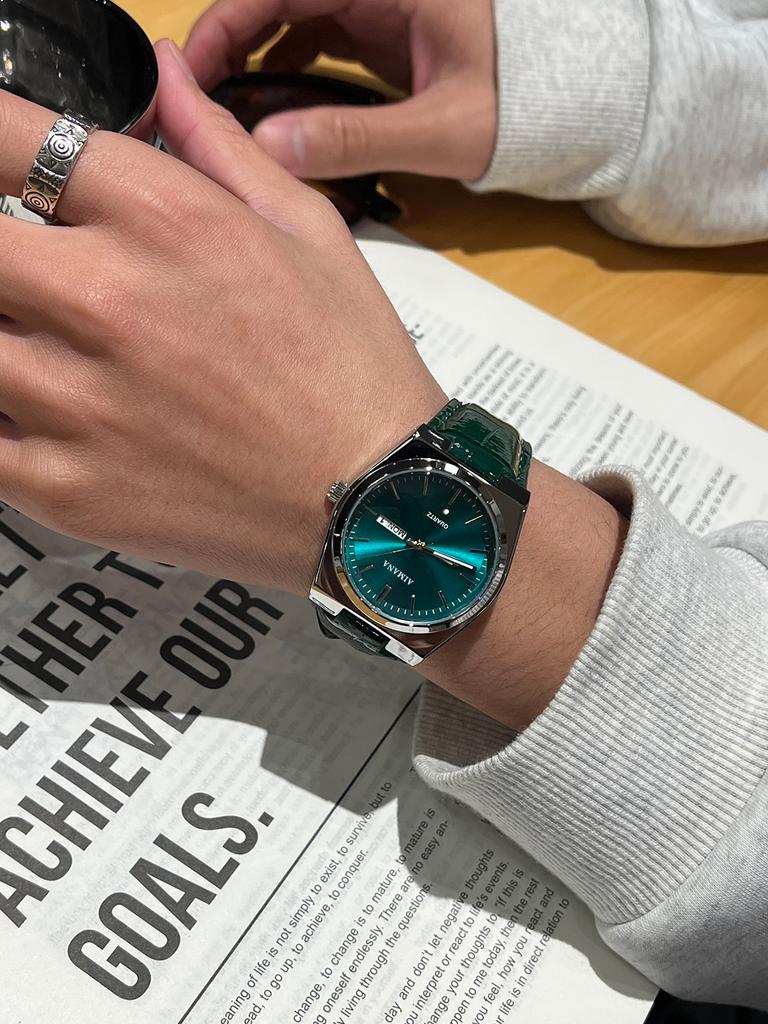 Unisex Leather Band Watch Classic Style Wristwatch for Men And Women