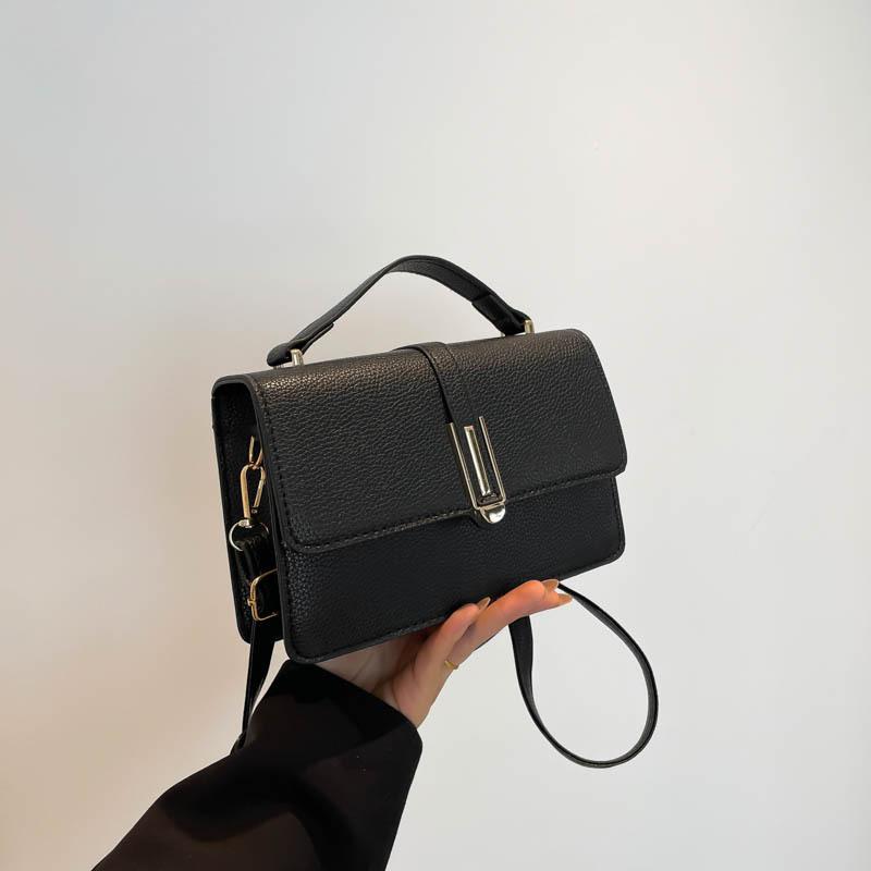 

Корейская версия модной женской простой повседневной однотонной простой квадратной сумки 2024 года, новая маленькая сумка-мессенджер через плечо чёрный