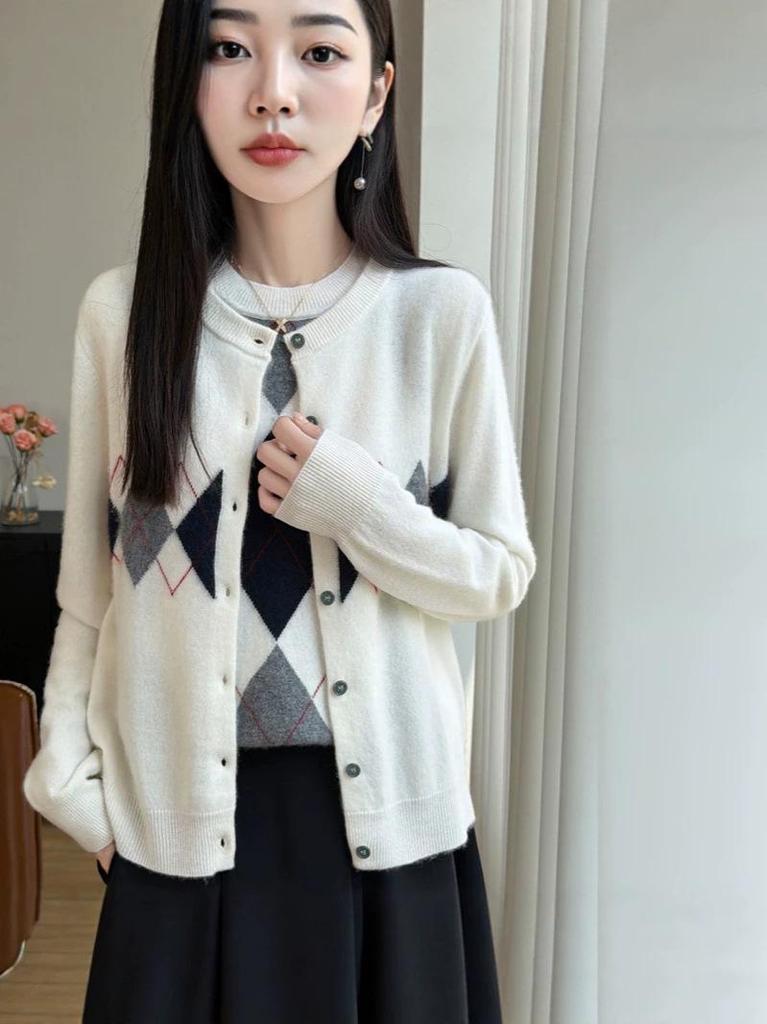 Women's Retro College Style Wool Round Neck Diamond Pattern Cardigan