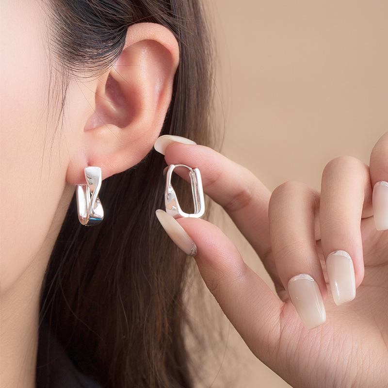 Silver Needle Geometric Heart Hoop Earrings - Retro & High-End Style for a Bold Look