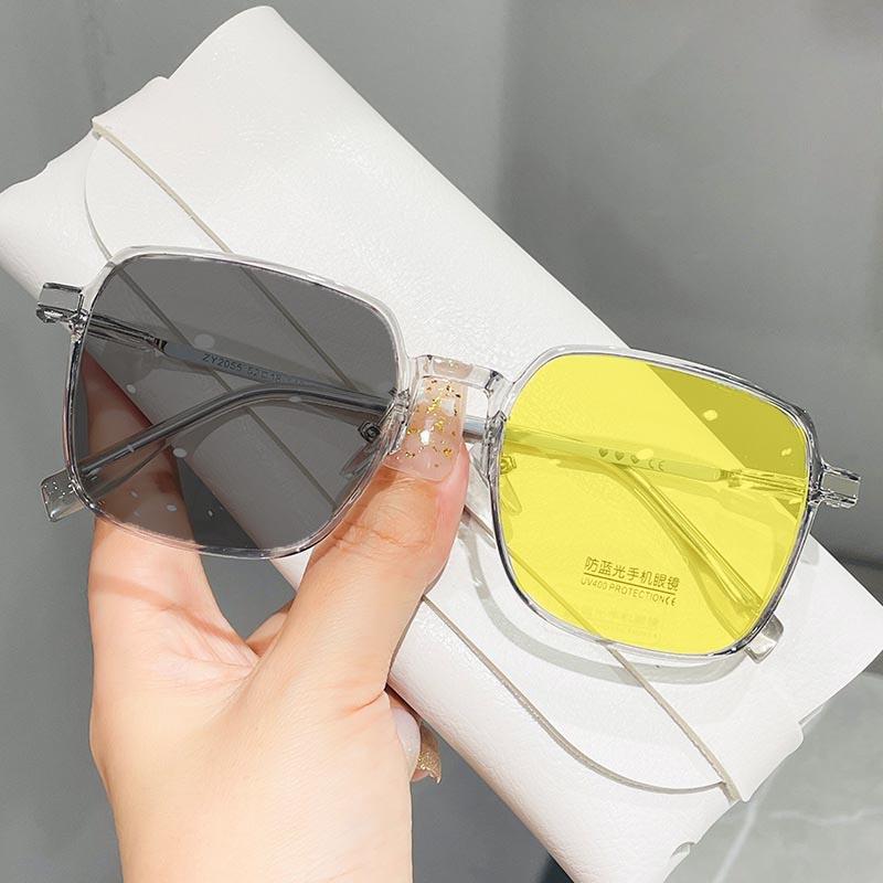 Stylish Large Frame Photochromic Myopia Glasses for Women Anti Blue Light Color Changing Night Vision Near Sight Eyeglasses -4.0