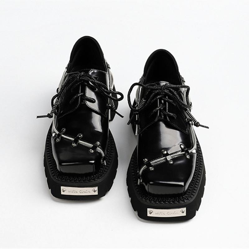 Mode Luxus Metallketten Dekoration Klobige Absatzschuhe Damen Hochwertiges Lackleder Schwarz Schnürschuhe Loafers Punk-Stil Herbstschuhe