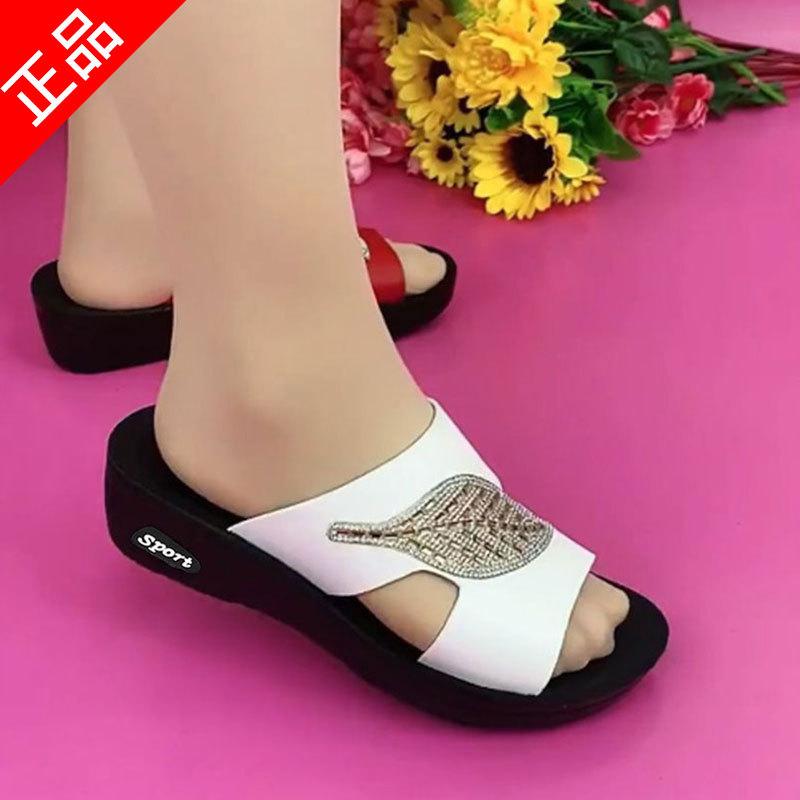 

Mom cool slippers women s summer middle-aged and elderly soft-soled non-slip leather sandals women s shoes flat-soled fashion outer beach shoes tide 40 белый