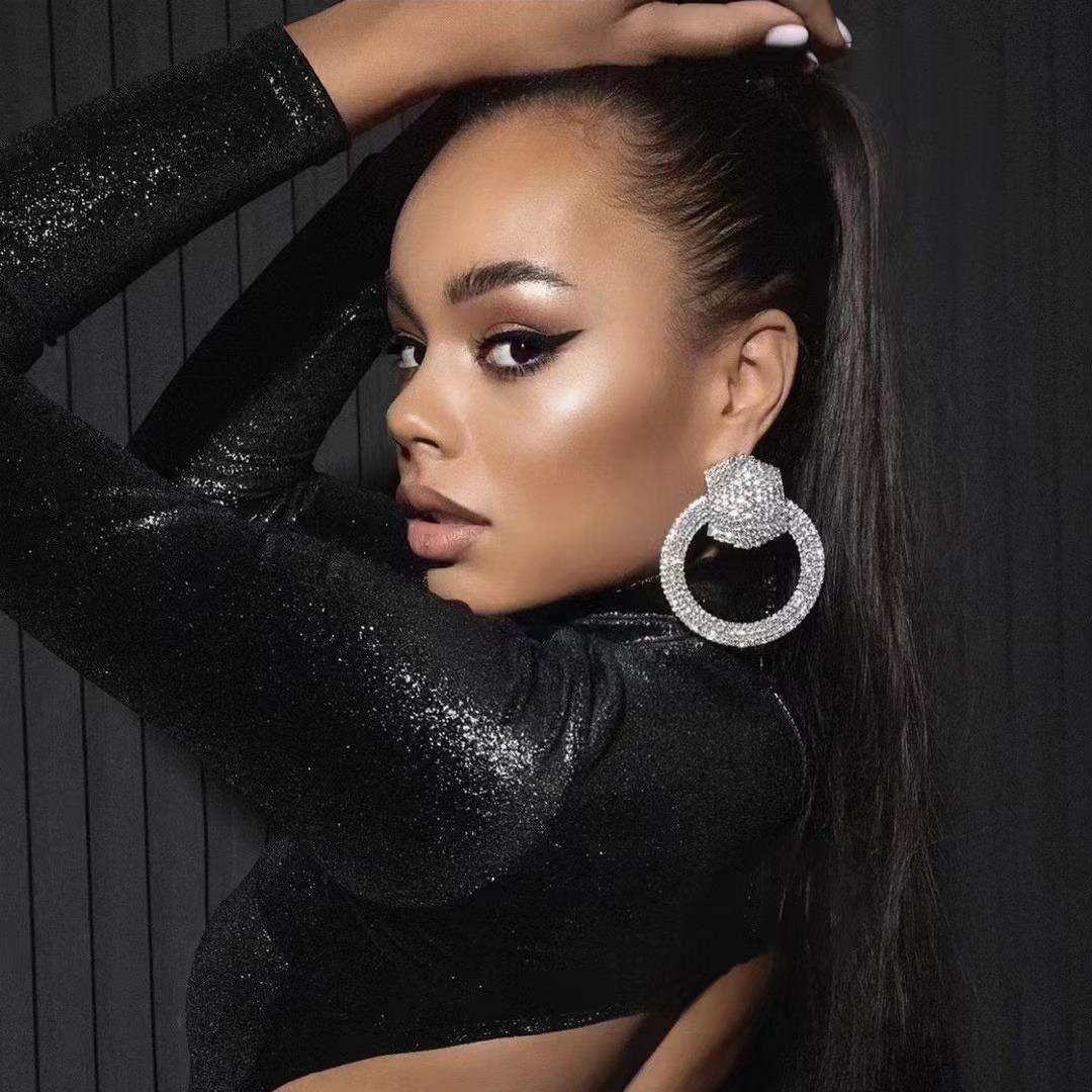 

Чорні круглі сережки з електрофорезом, що не вицвітають, для жінок. Персоналізовані сережки з великими кілами.