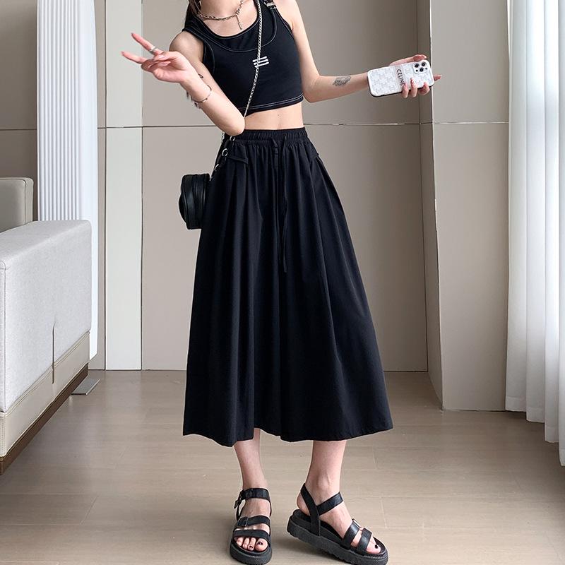 Ledové hedvábí Yamamoto culottes: Zeštíhlující, splývavé kalhoty se širokými nohavicemi na jaro/léto.