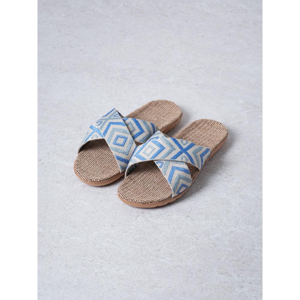 

Daiso Cross Design Linen Slippers 240 Mm