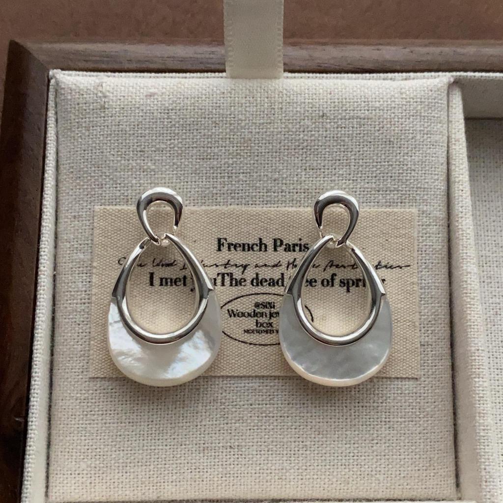 "Vintage Creamy Yellow Starfish Ear Clips: Elegant and Cute, Piercing-Free Sea Star Earrings"