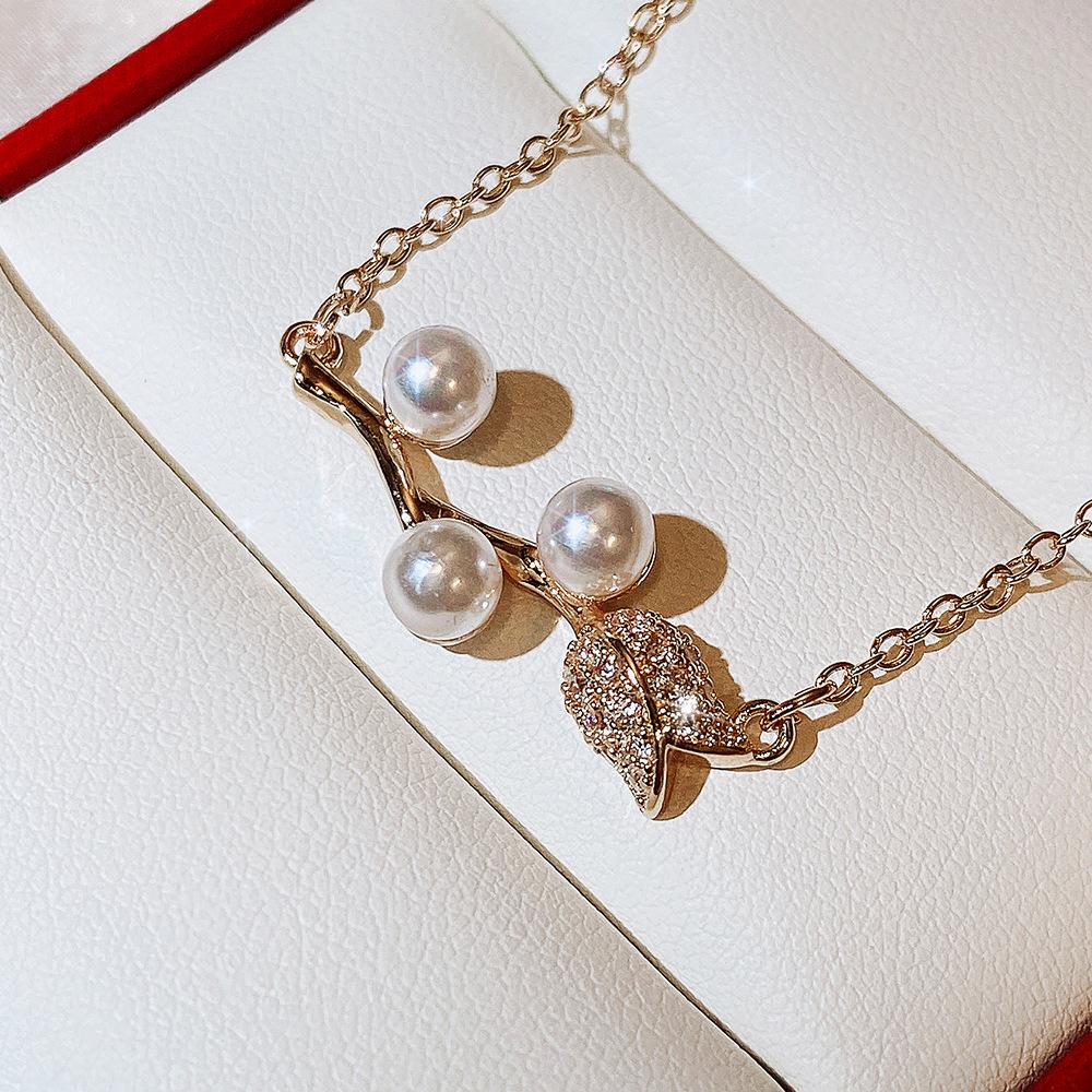 Ladies pearl zircon collarbone necklace
