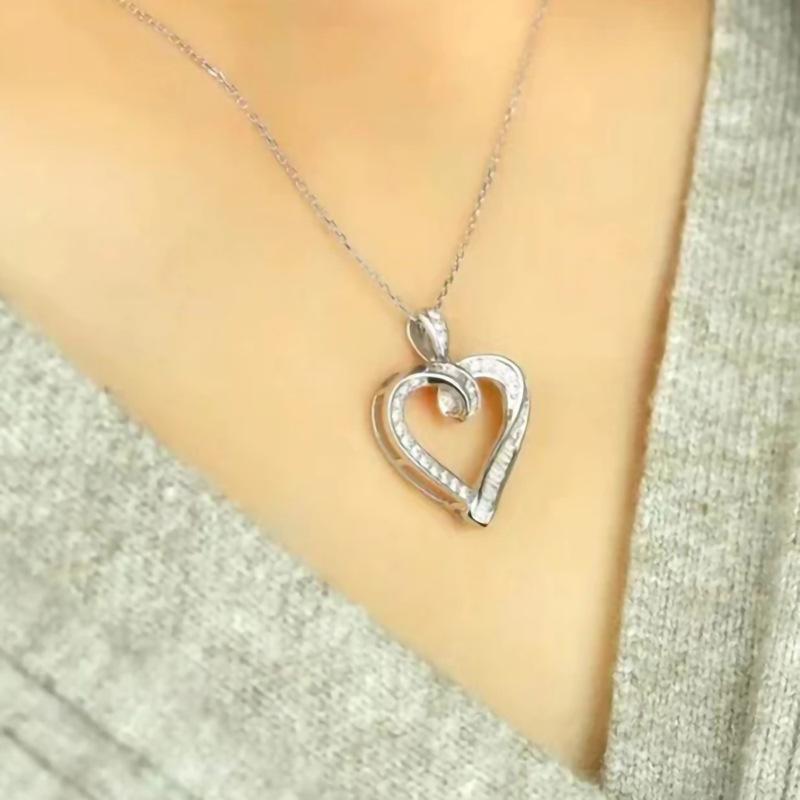 Hollow Heart-shaped Pendant Necklace, Romantic and Elegant Necklace, Suitable for Daily Wear and Luxurious Jewelry for Holiday Gifts