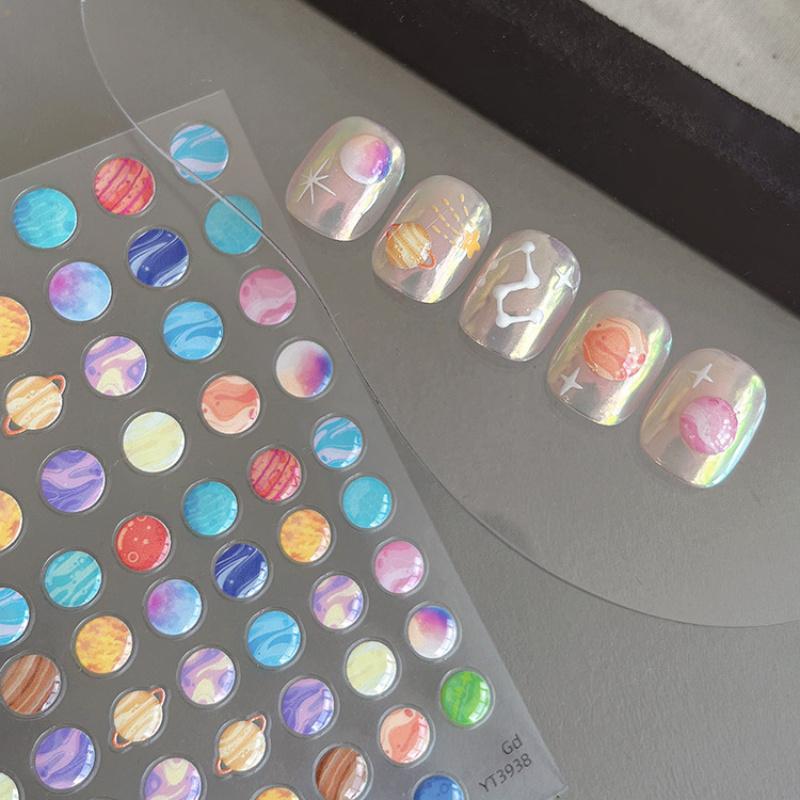 Samolepky na nehty s vesmírnou tématikou, Barevné designy mezihvězdných planet, Opakovaně použitelné samolepicí obtisky pro DIY manikúru, Perfektní dárek k svátku
