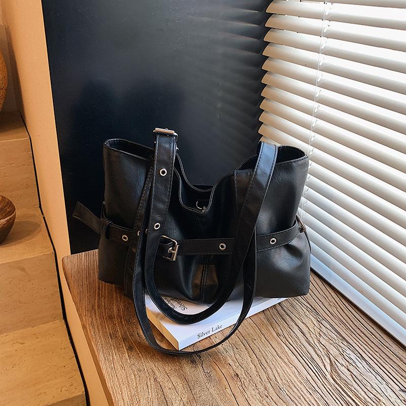 

Lazy wind women s bag autumn new soft leather large-capacity fashion belt decorative commuter shoulder bag чёрный