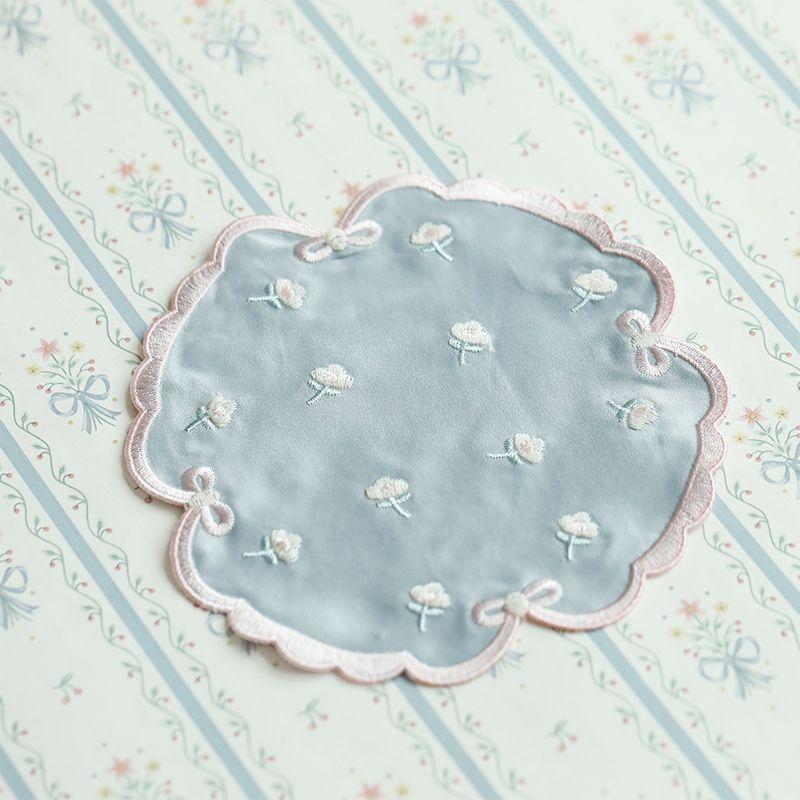 

Coaster Placemat Tablecloth Embroider Fabric Japanese Style Heat Insulation Non-Slip Girl Bow Floral Background Fabric Pastoral Display Blue 15*15cm As shown in the figure