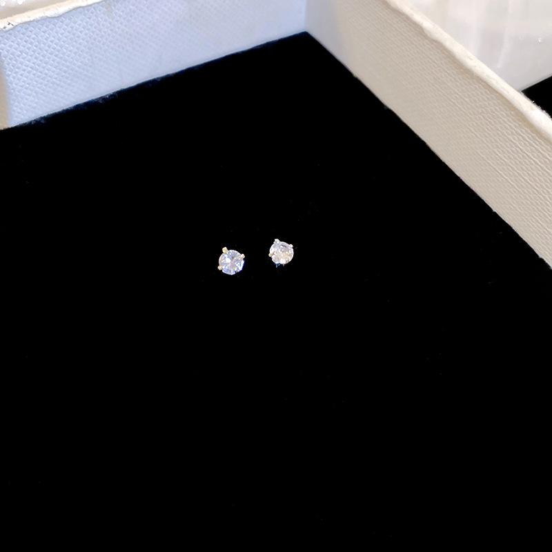 Silver Needles, Ear Holes, No Removal of Cochlear Earrings, Women's Zircon Super Flash Earrings, Women's Niche High-end Small Bone Earrings.