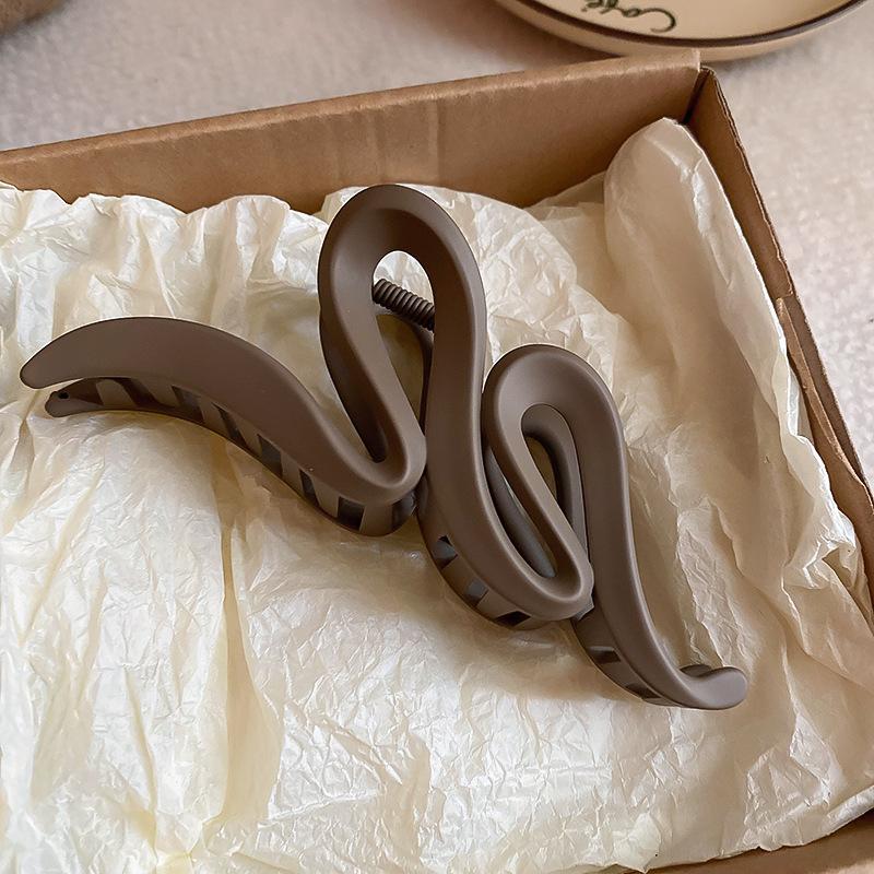 Einfarbige, gewellte Haarklammern aus Acryl mit gefrostetem Muster für Frauen, einfache, vielseitige Haifischklammer für den Hinterkopf, Haarschmuck mit französischem Temperament