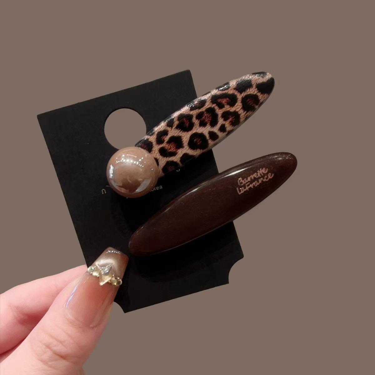 

2pcs Retro Leopard Print Pearl Hair Accessory Combination Coffee Color Versatile Edge Clip Sweet Cool Style Bangs Side Clip Set