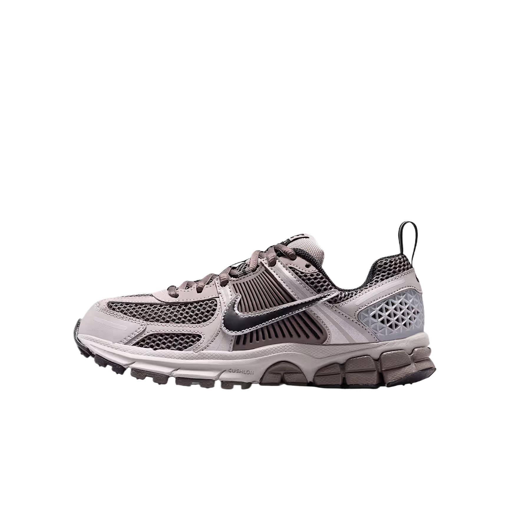 

Nike Vomero 5 GS College Grey Cave Stone Детские кроссовки Металлик-серебристый Черный HF6998-010 35.5
