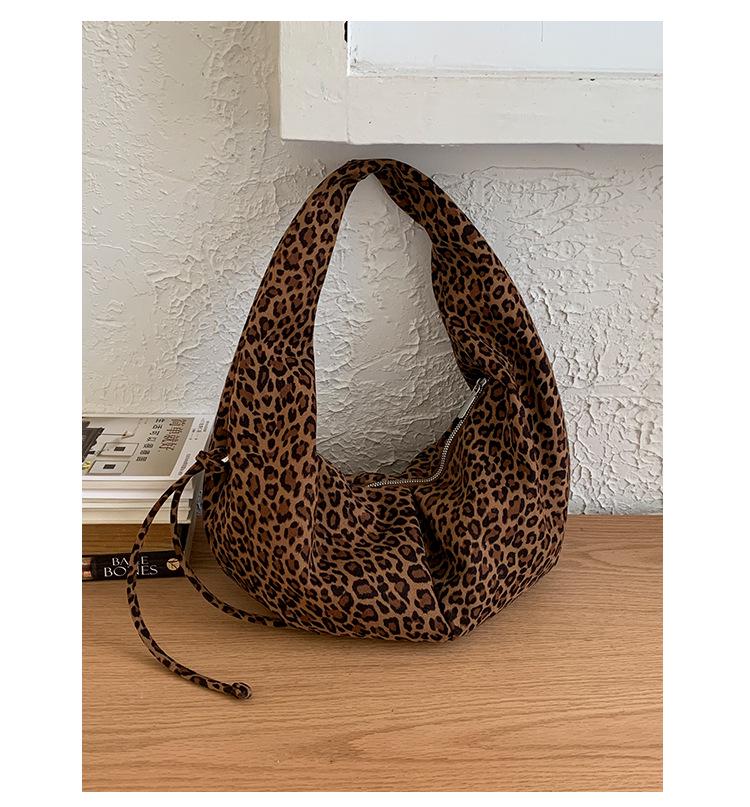 Korean-Style Suede Shoulder Bag: Solid Color, Large Capacity Underarm Dumpling Design