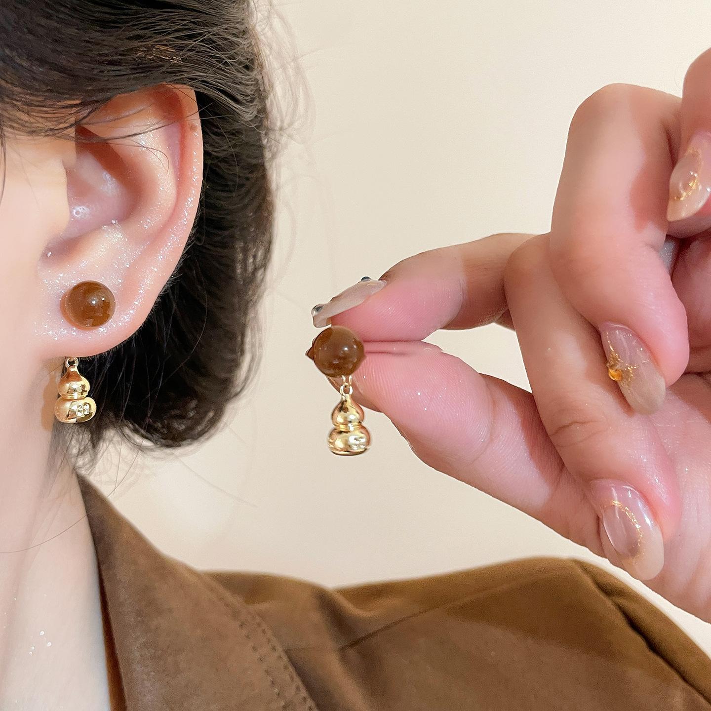 Autumn and winter Maillard resin gourd earrings, stud earrings, fashionable and simple personalized earrings.