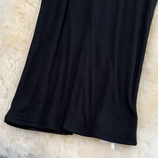 Dámská midi sukně jednobarevná s rozparkem vzadu, s vysokým pasem, rybího střihu, obepínající boky, do kanceláře, pouzdrová sukně