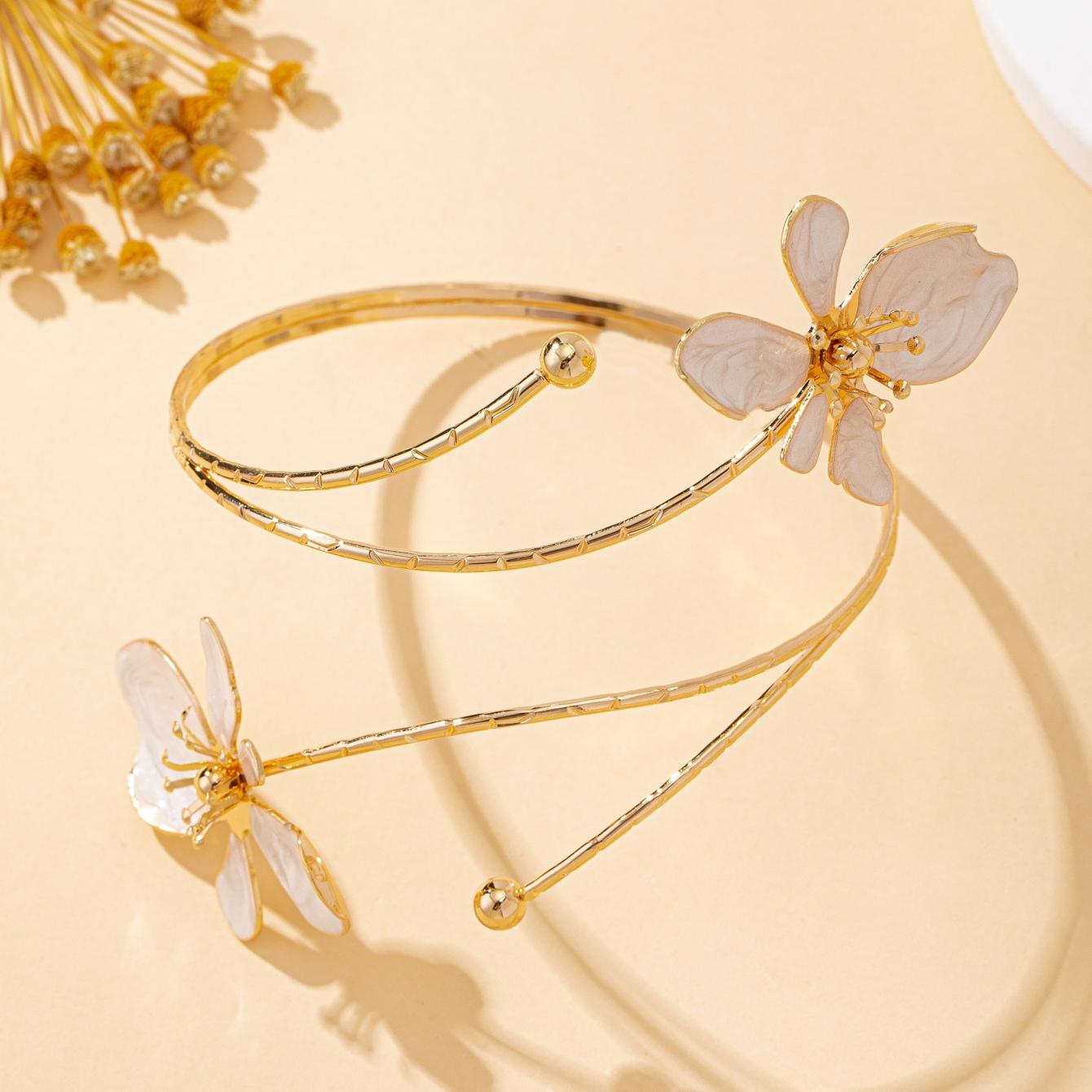 

A Women s Arm Bracelet, White Oil-Drip Flower Design, Elegant Women s Arm Bracelet, Suitable for Daily Wear and Banquet Wear