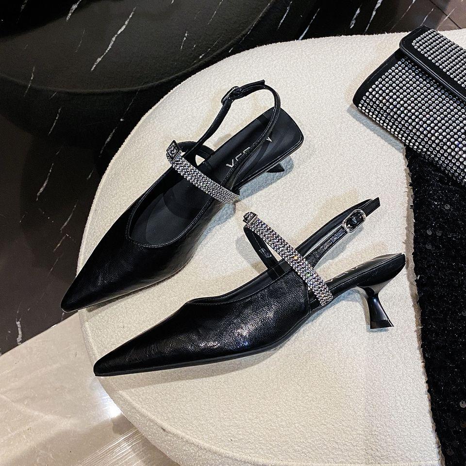 

Задний полупояс не спадает, обувь на низком и высоком каблуке не утомляет, темперамент стопы - это женская обувь черного цвета на каблуке и сандалии с ранним носком. 40 чёрный