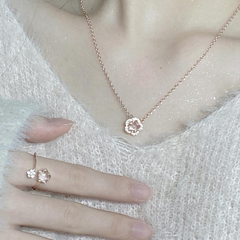 Náhrdelník s broskvovým a třešňovým květem, nový dámský lehký luxusní, malý a oblíbený design, dívčí srdíčko osazené diamantovým květinovým řetízkem