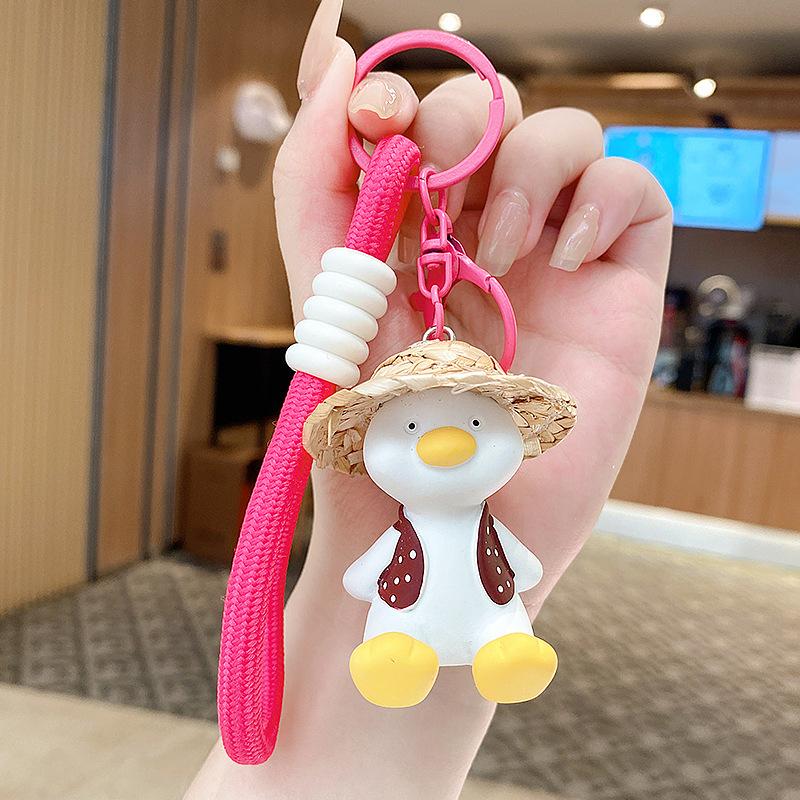 

Креативный брелок для ключей в виде куклы-утки в соломенной шляпе, мультяшный брелок, подвеска для ключей автомобиля