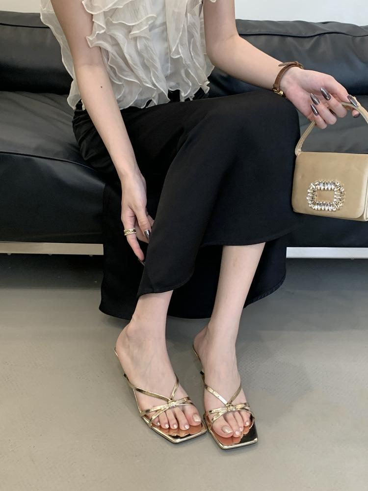 Nischen-Sandalen mit dünnen Riemchen, quadratischer Spitze und offenen Zehen, mit hohen Absätzen, Mädchen, Frühjahr und Sommer 2025, neu, Ein-Wort-Riemchen, dünner Absatz, temperamentvoll, leichte Mund-Slipper